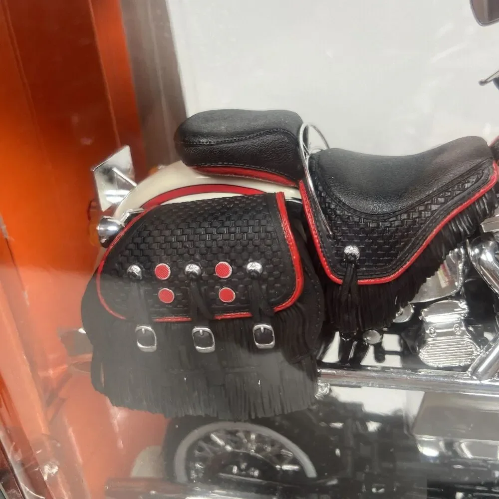 Maisto White Harley Davidson FLSTS Heritage Springer 1:10 95th Anniv. Collectors